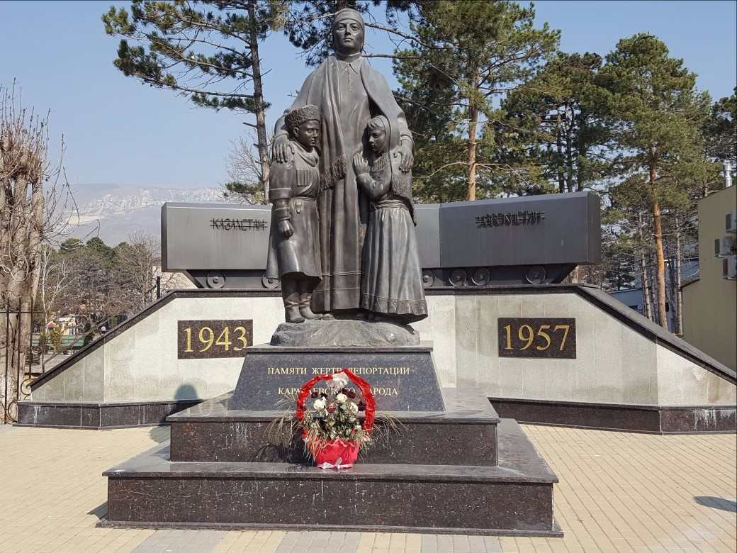 Траурный митинг памяти жертв депортации карачаевского народа.